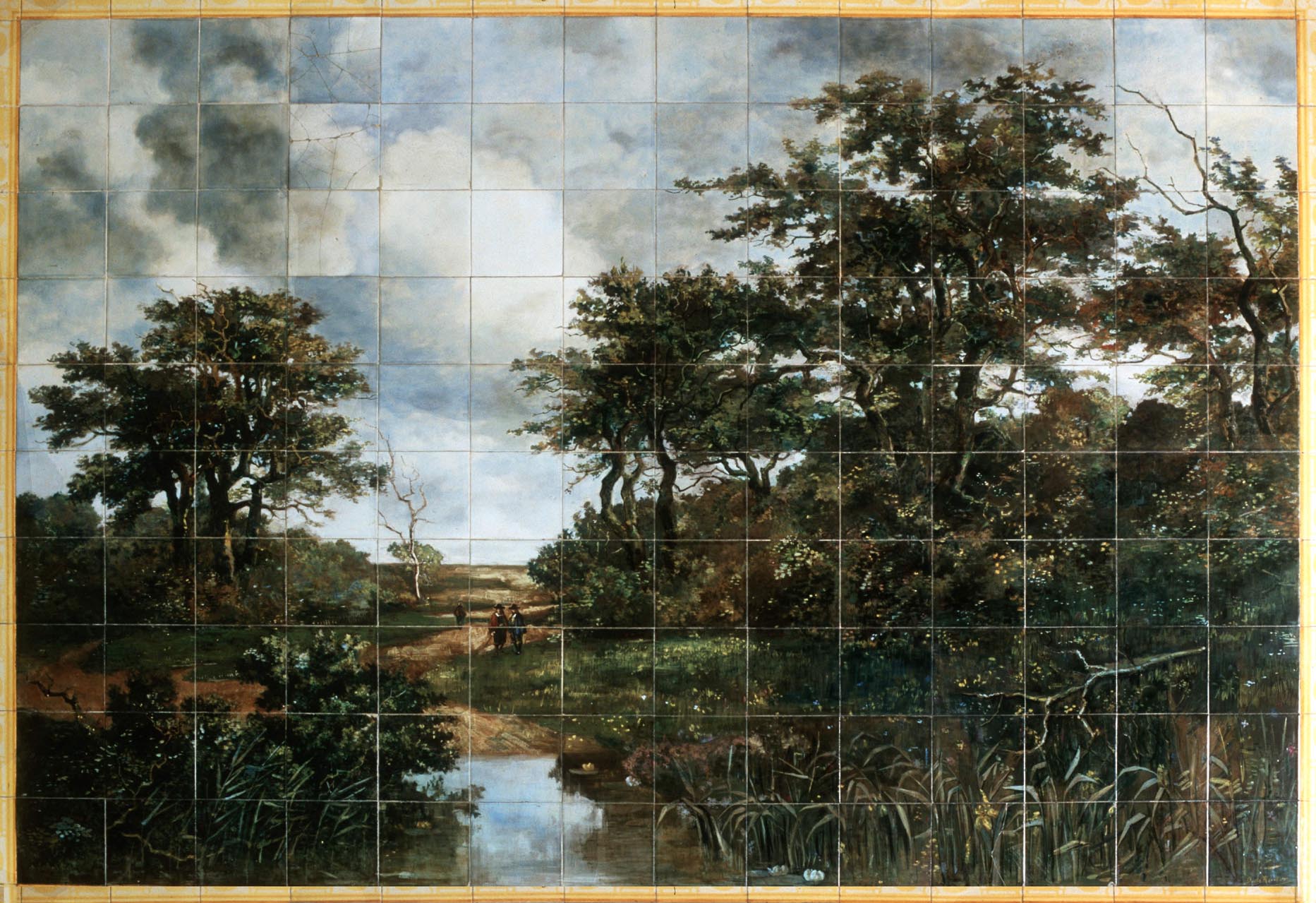Fotografia obrazu w technice malunku na płytkach ceramicznych przedstawiającego krajobraz naturalny z trzema postaciami mężczyzn zmierzających na polowanie, zdobiącego hol główny pałacu.
