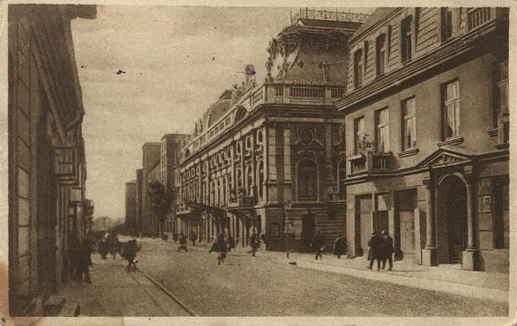Widok ulicy Ogrodowej w okresie międzywojennym z gęstą, śródmiejską zabudową, przed wyburzeniami dokonanymi w okresie okupacji hitlerowskiej, w latach 1939 - 1945.