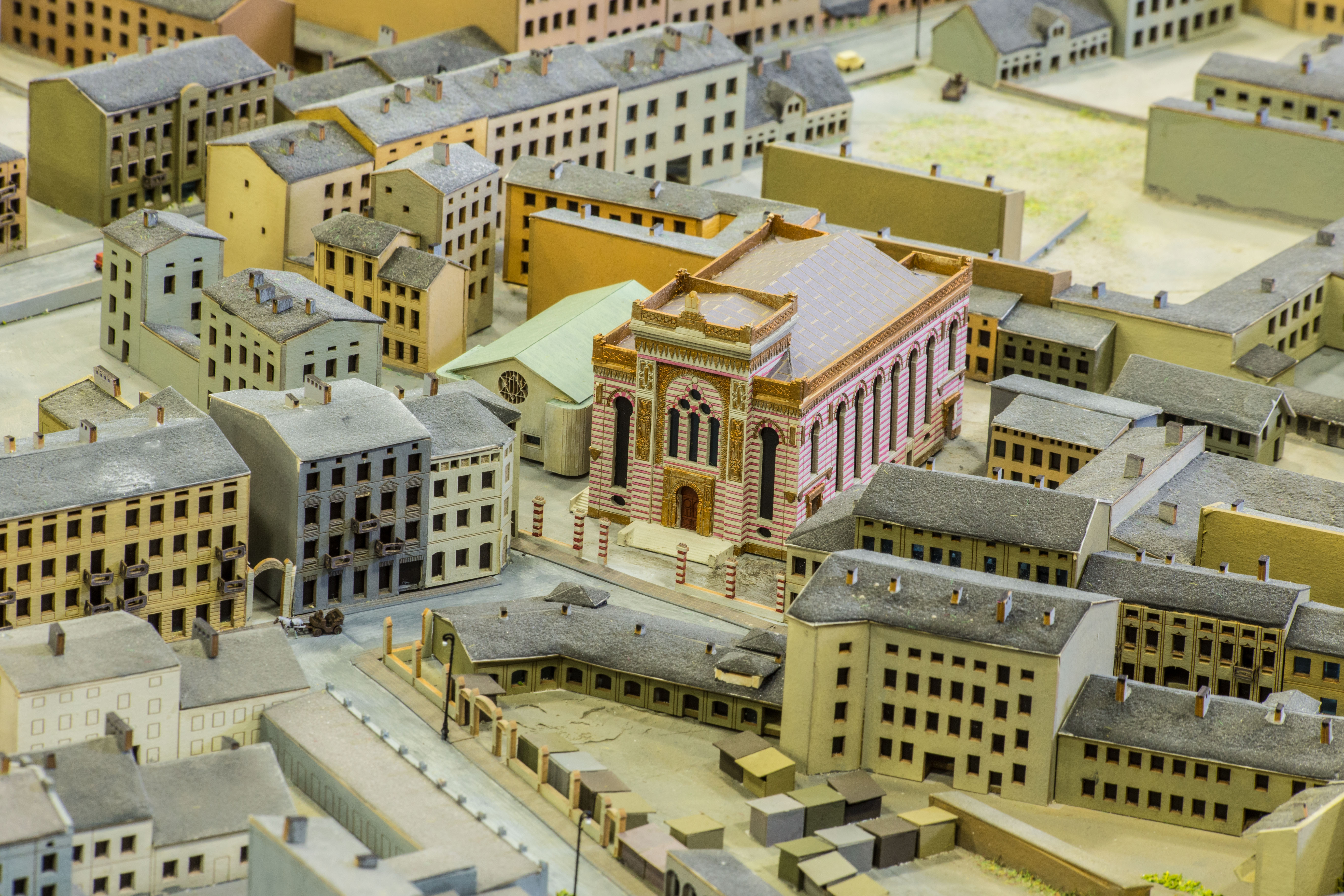 Widok makiety przedstawiającej przedwojenna zabudowę centrum Łodzi - widok na synagogê starego miasta.