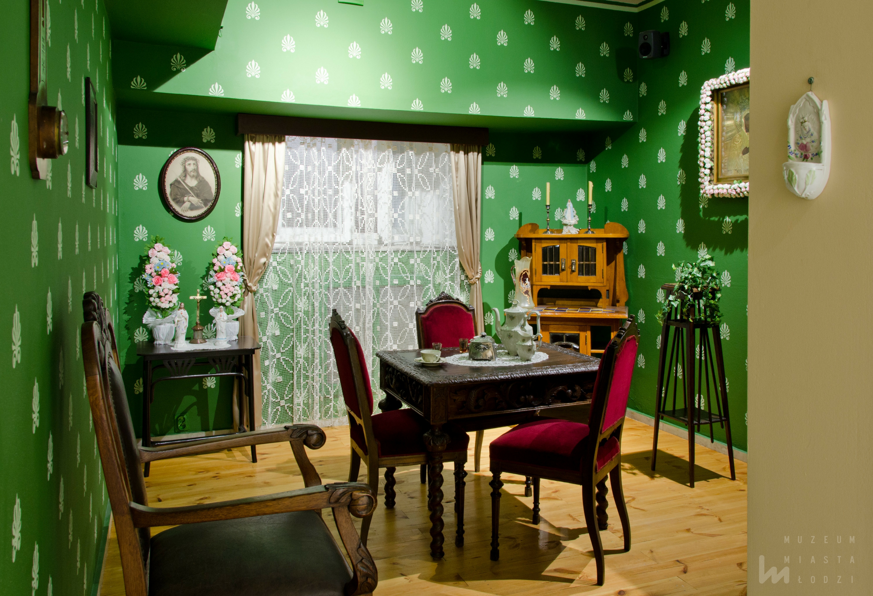 Widok na część wystawy historycznej o mieście - wnętrze mieszkania Łódzkiej rodziny robotników.