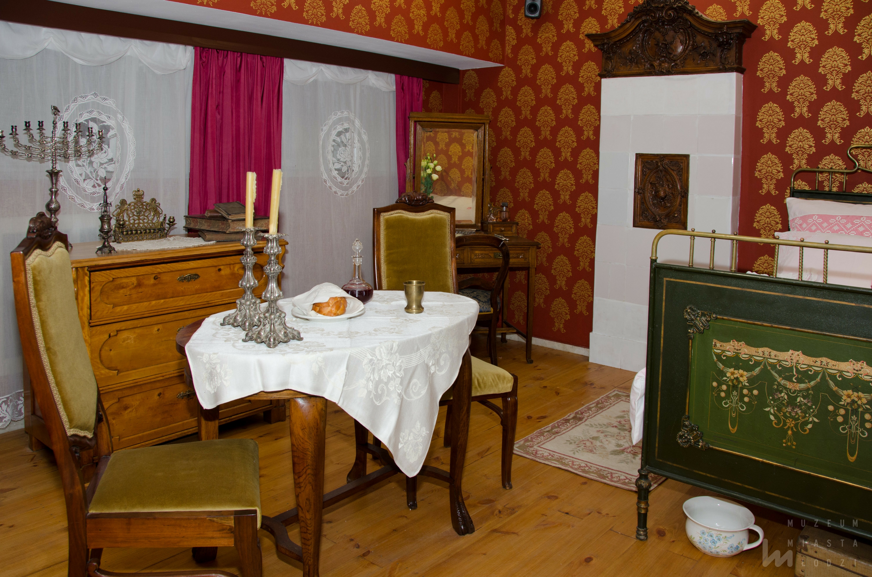 Widok na część wystawy historycznej o mieście - mieszkanie rodziny żydowskiej.