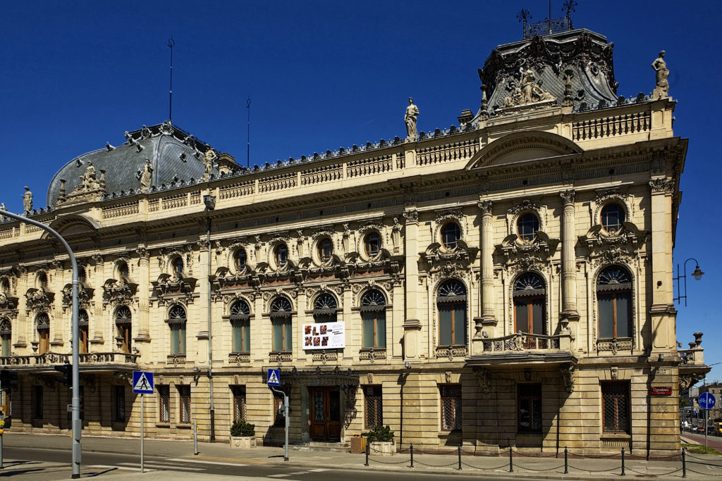 Widok fasady pałacu Izraela Poznańskiego od strony ulicy Ogrodowej z wejściem do Muzeum Miasta Łodzi.