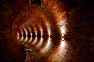 Widok w głąb korytarza Dętki, podziemnego zbiornika na wodę deszczową, obecnie udostępnionego do zwiedzania.
