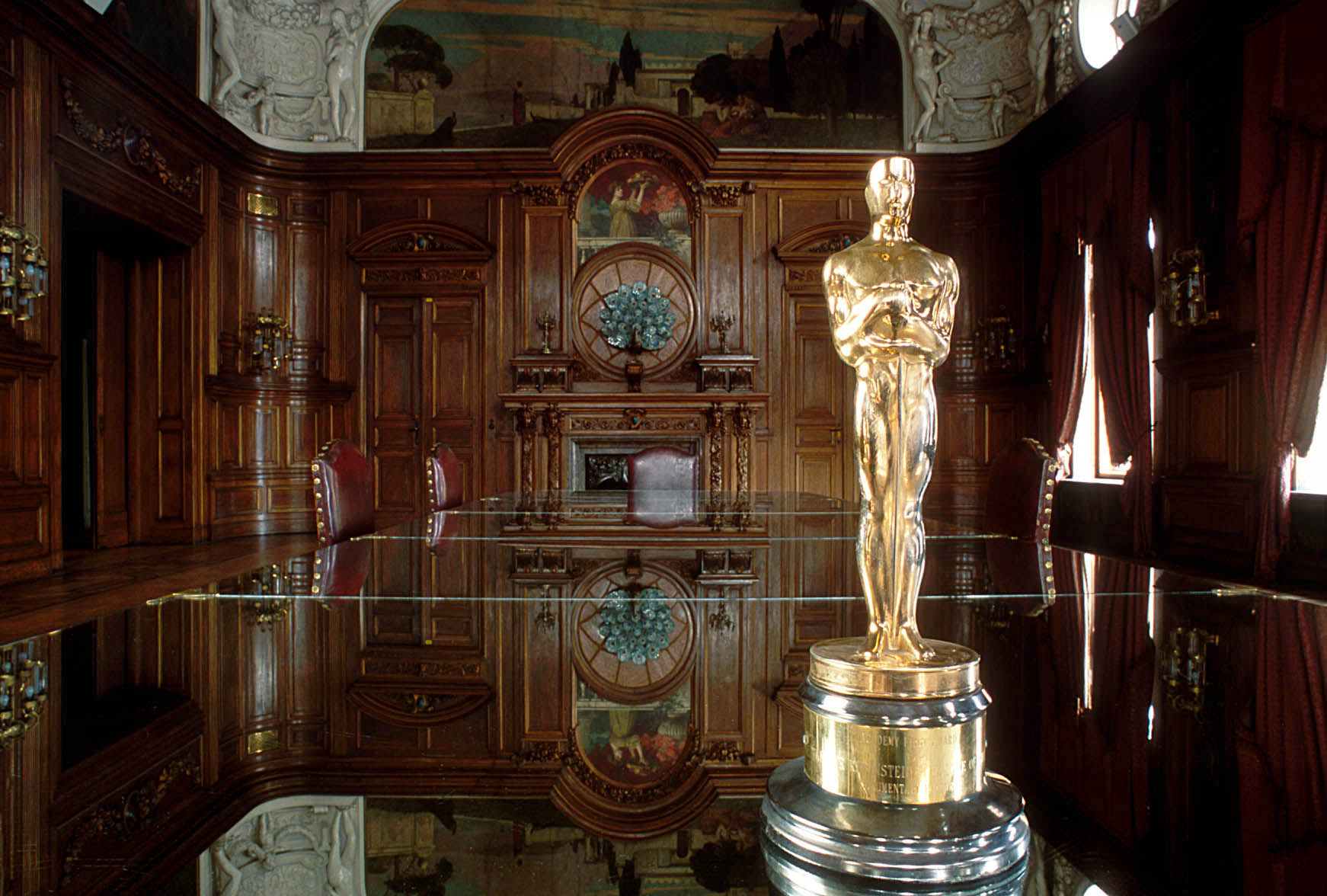 Widok statuetki Oscara, nagrody filmowej, która należy do kolekcji pamiątek po Arturze Rubinsteinie.