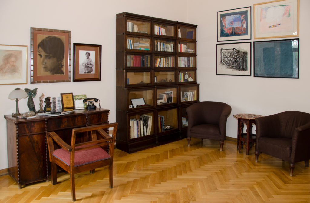 Widok na gabinet Marka Edelmana, lekarza i społecznika - z biblioteką, biurkiem, kompletem wypoczynkowych foteli.