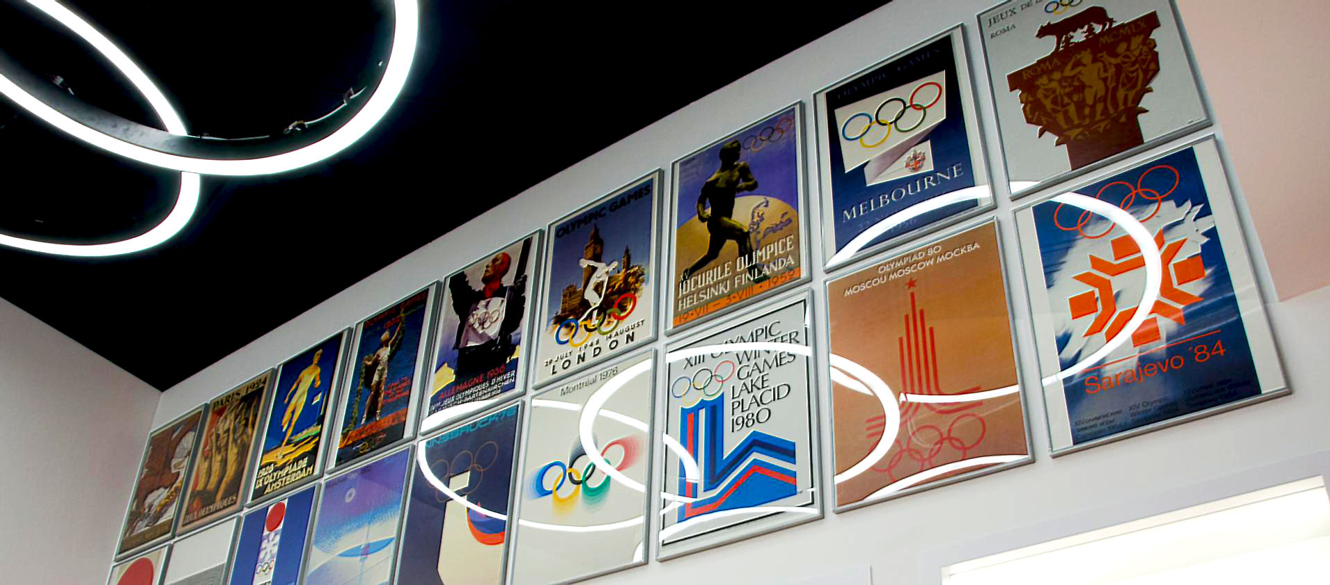 Widok na plakaty reklamujące Igrzyska Olimpijskie z różnych lat.
