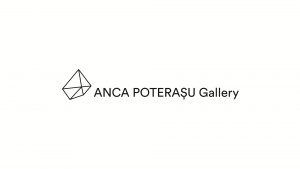 Logotyp Anca Poterasu Gallery, po lewej stronie napisu nieregularna bryła przestrzenna