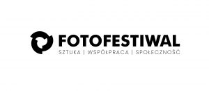 Logotyp Fotofestiwalu. Niergularny kształt, dużymi literami napis fotofestiwal, na dole mniejszymi literami słowa: sztuka, współpraca, społeczność