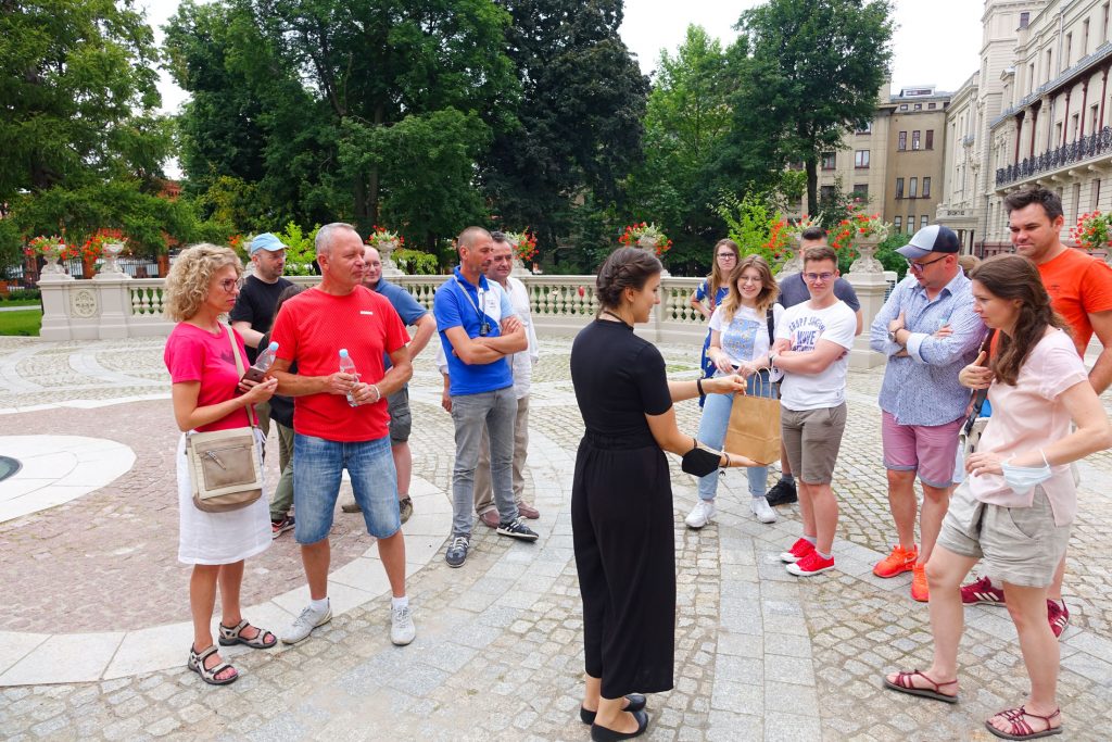Zwiedzanie Muzeum Miasta Łodzi z przewodnikiem - grupa osób i przewodnik.