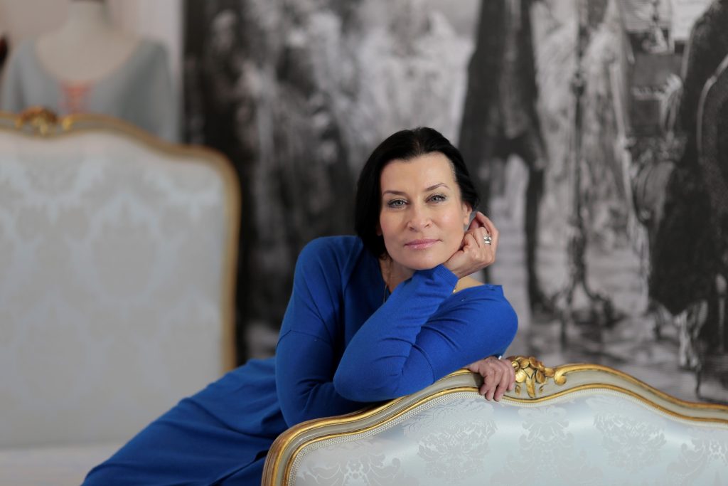 Portret kobiety na tle eleganckich mebli