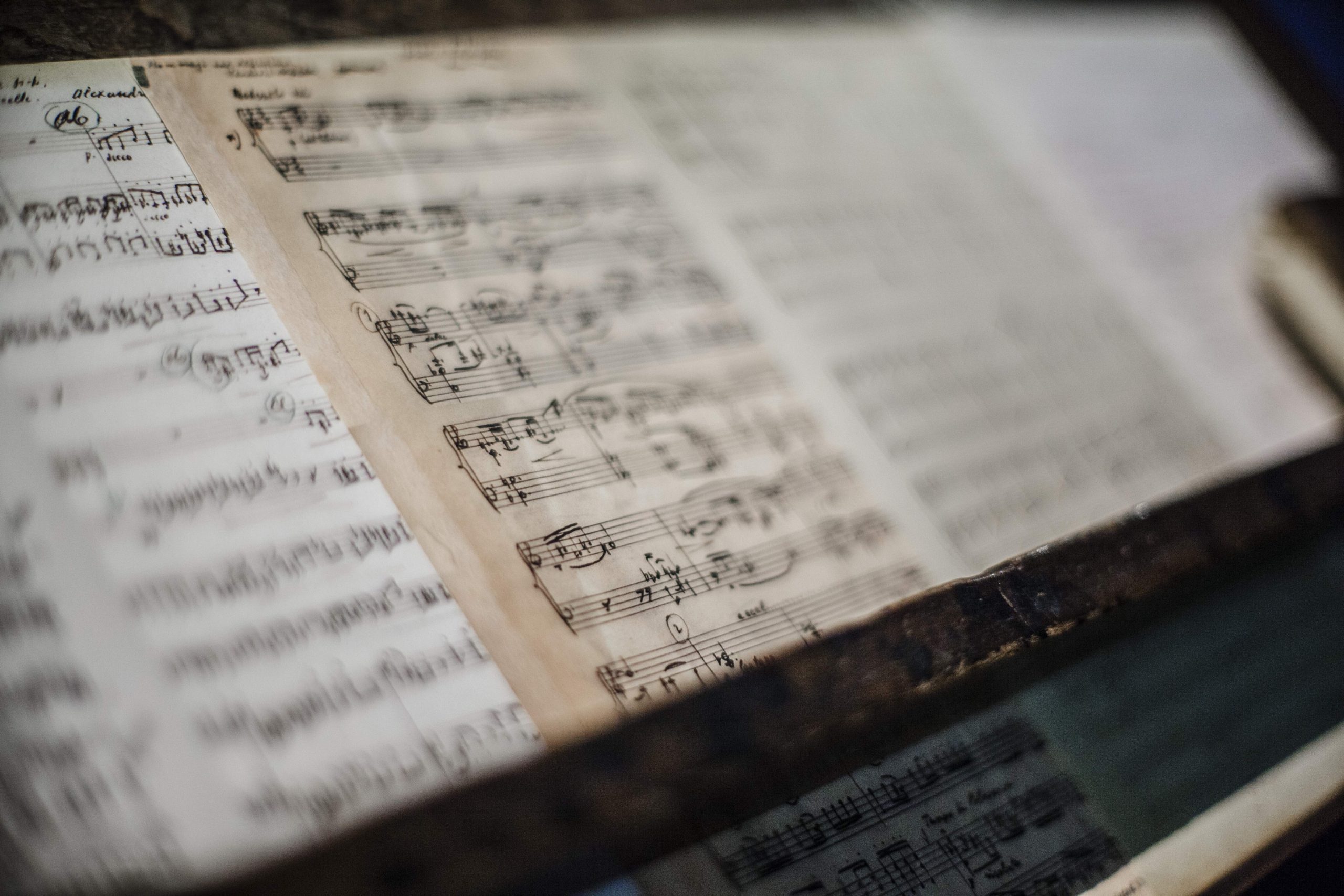 Zbliżenie na rękopisy z zapisem nutowym autorstwa Aleksandra Tansmana.