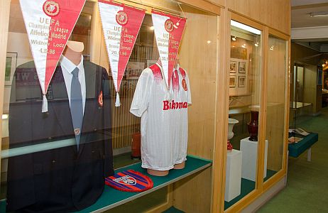 Widok gabloty Widzew Łódź.